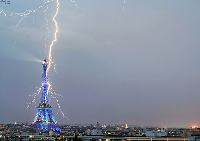 15 фотографий, на которых молнии атакуют культовые здания по всему мир