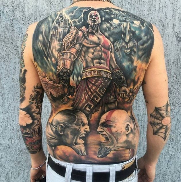 6. Видимо, этот парень действительно любит God of War - татуировка выполнена потрясающе