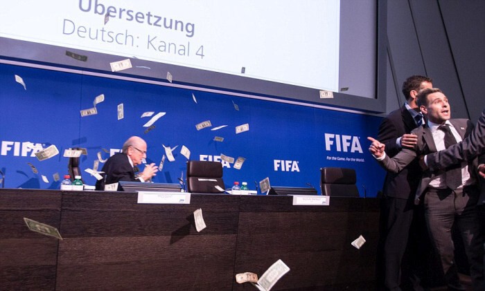 Комик Саймон Бродкин бросил пачку банкнот в главу ФИФА