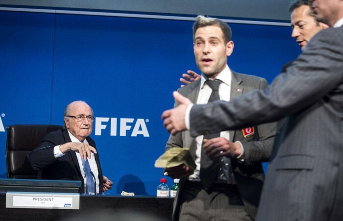Комик Саймон Бродкин бросил пачку банкнот в главу ФИФА