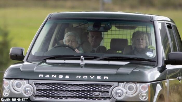 Королева Елизавета II ездит по газонам