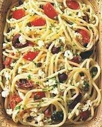 6. Спагетти с помидорами, чесноком, маслинами, каперсами и сыром фета