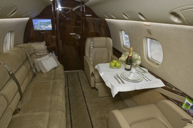 В салоне Embraer Legacy 600 могут комфортно расположиться как минимум 6 человек Аналогичным самолетом летает миллиардер Михаил Прохоров (№ 7 в списке Forbes 200 богатейших бизнесменов России 2012 года)
