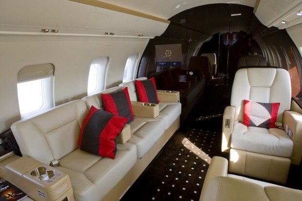 Интерьер салона самолета Bombardier Challenger 605 Аналогичным самолетом пользуется топ-менеджмент «Северстали», а также Вагит Алекперов (№ 5 в списке Forbes 200 богатейших бизнесменов России 2012 года)