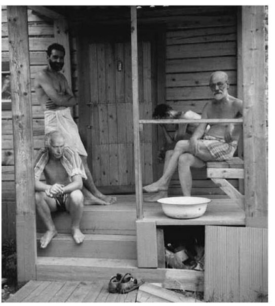 2. Зигмунд Фрейд и Карл Юнг отдыхают с друзьями после бани, 1907 год.