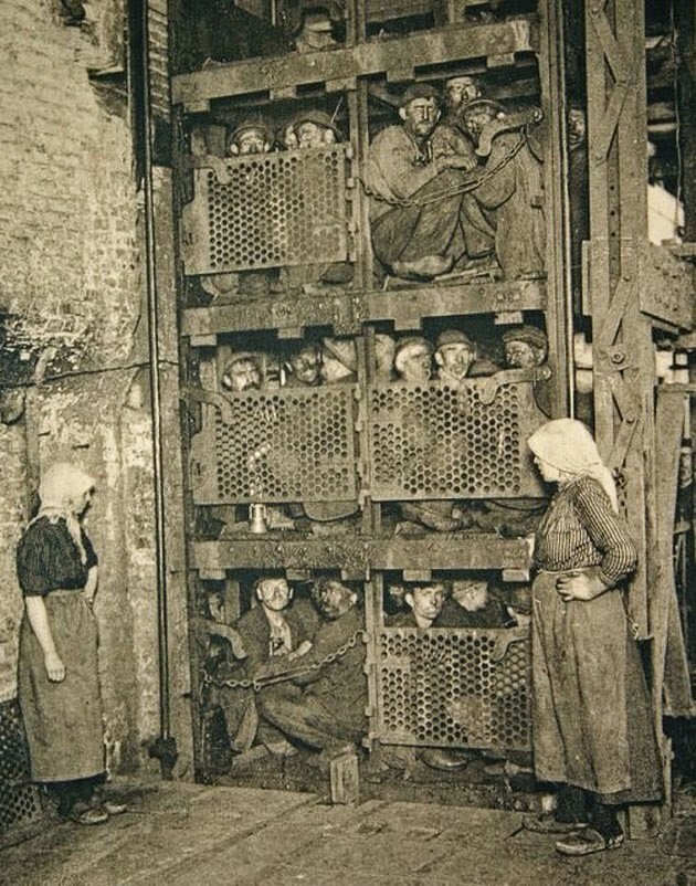 21. Бельгийские шахтеры в лифте, перед спуском в шахту, 1900 год.