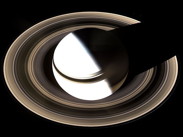 На этом снимке Сатурн переэкспонировали, чтобы выявить детали в его кольцах.