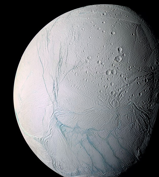 Ледяной спутник Сатурна Энцелад.