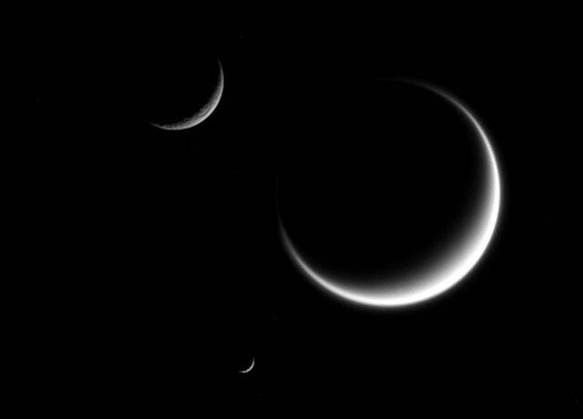 Три естественных спутника Сатурна – Титан, Мимас и Рея – в одной фотографии.