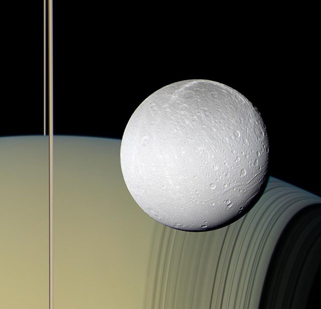 Сатурн, его кольца и естественный спутник Диона.