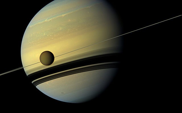 Сатурн и его крупнейший спутник Титан.