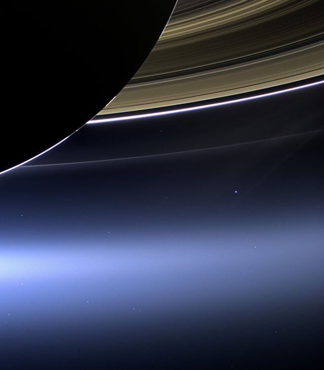 Бледно-голубая точка под кольцами Сатурна – это Земля.
