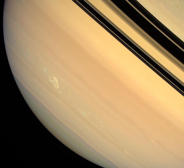 Долгоживущая гроза на поверхности Сатурна.