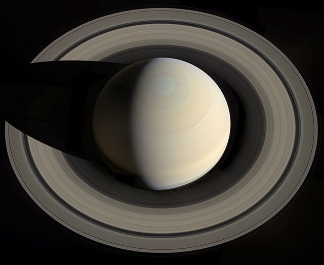 Сатурн отбрасывают тень на свои кольца.
