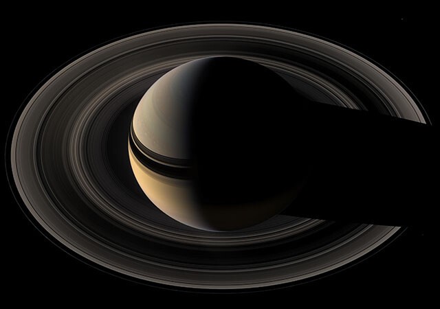 Сатурн бросает тень на свои кольца.