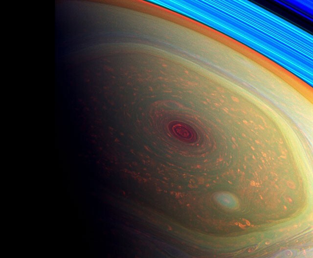 Буря на северном полюсе Сатурна.
