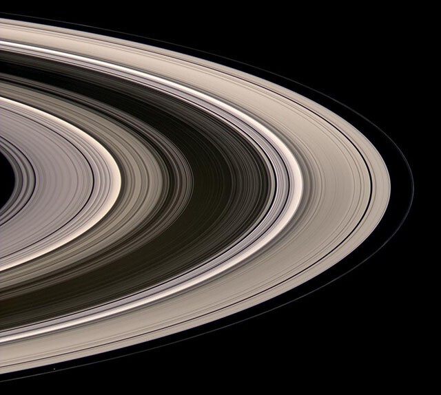 Кольца Сатурна, светящиеся в рассеянном солнечном свете.