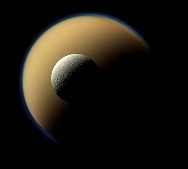 Спутник Сатурна Рея перед другим, самым крупным его спутником – Титаном.