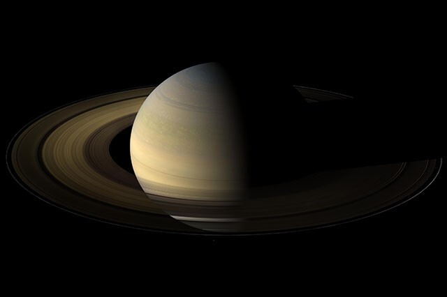 Фото Сатурна во время равноденствия.