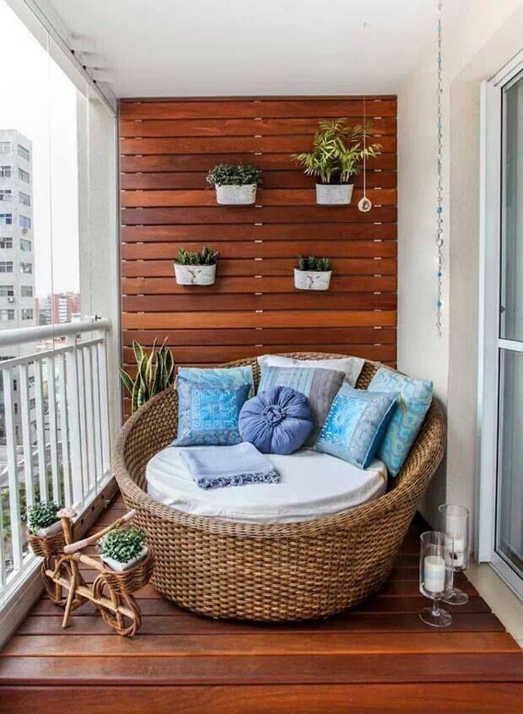 Плетеное кресло на балконе - что может быть уютнее?