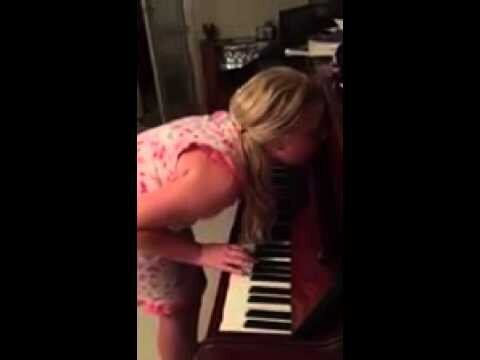 Девочка-лунатик играет во сне на пианино 