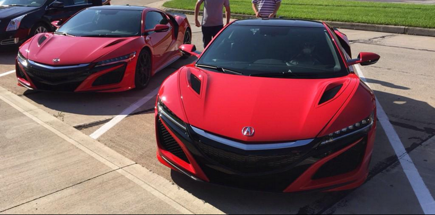 Живые фотографии новеньких спорткаров Acura NSX