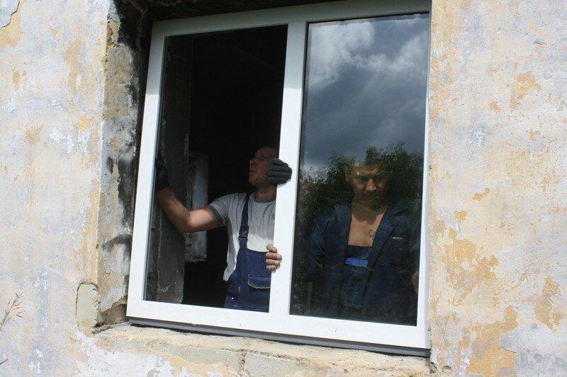Жители села собственноручно ремонтируют заброшенное здание