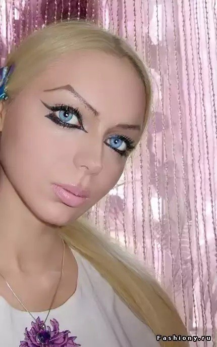 Девушки с татуировкой бровей