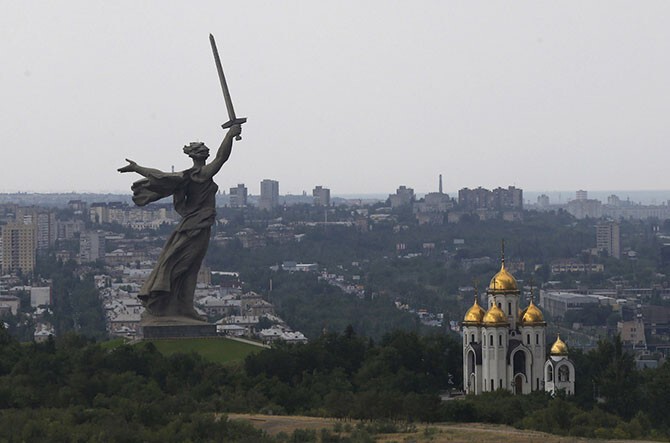 Скульптура «Родина-мать зовёт!» — композиционный центр памятника-ансамбля «Героям Сталинградской битвы» на Мамаевом кургане в Волгограде. Одна из самых высоких статуй мира.