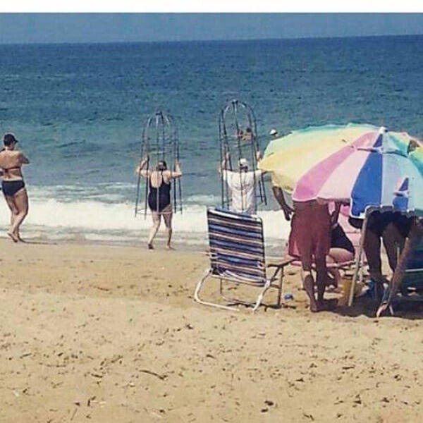 Странные люди на пляже