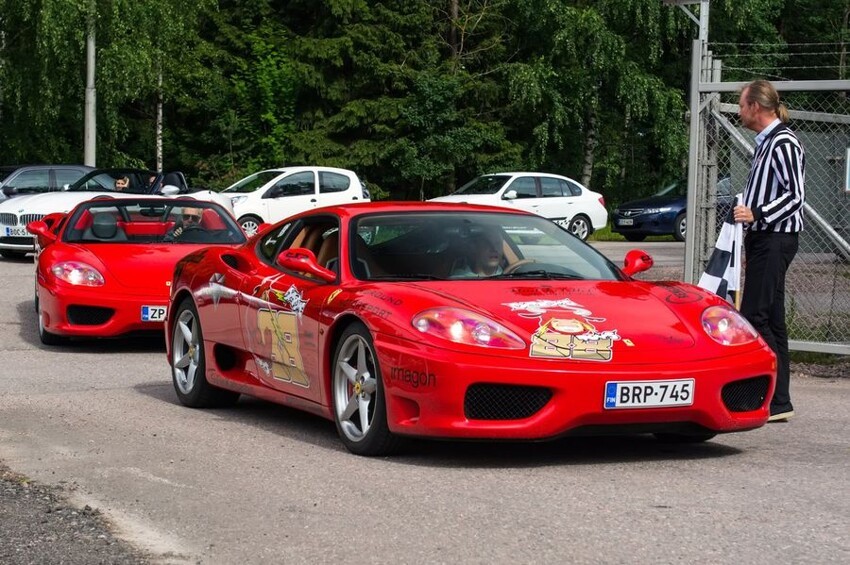  Ferrari 360, также участвовавшая в автопробеге. Владелец - какой-то финский ди-джей.