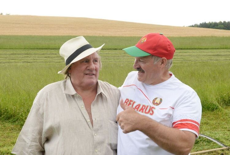 Лукашенко научил Депардье «навыкам ручной косьбы»