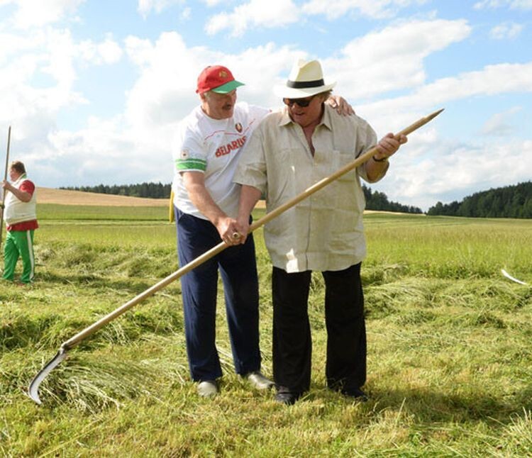 Лукашенко научил Депардье «навыкам ручной косьбы»