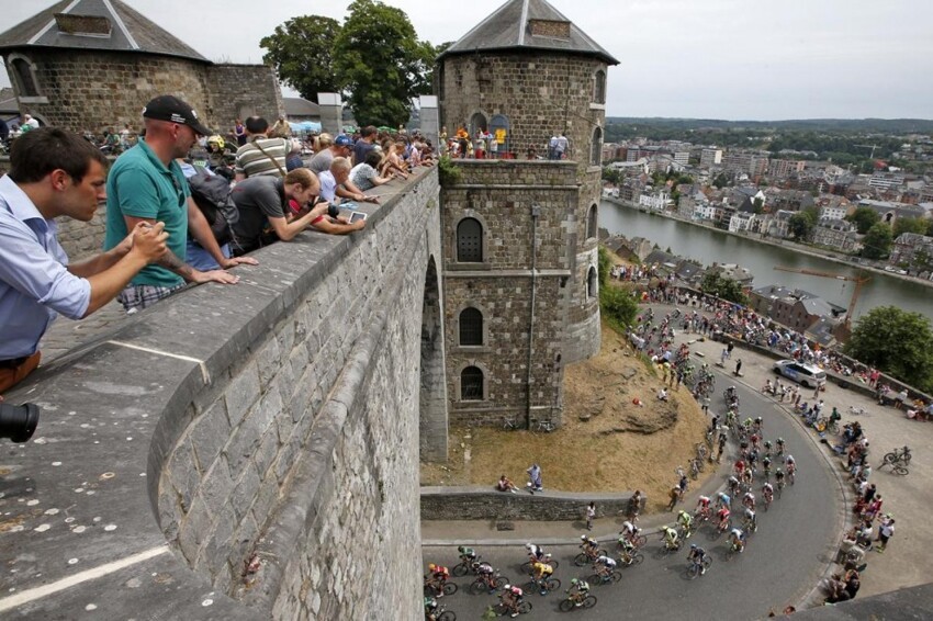 Велогонщики проезжают мимо замка Намюр на 4-м этапе «Тур де Франс» на отрезке пути «Серен (Бельгия) — Камбре 