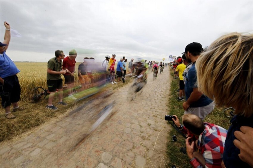 Велогонщики едут по брусчатке на 4-м этапе «Тур де Франс»