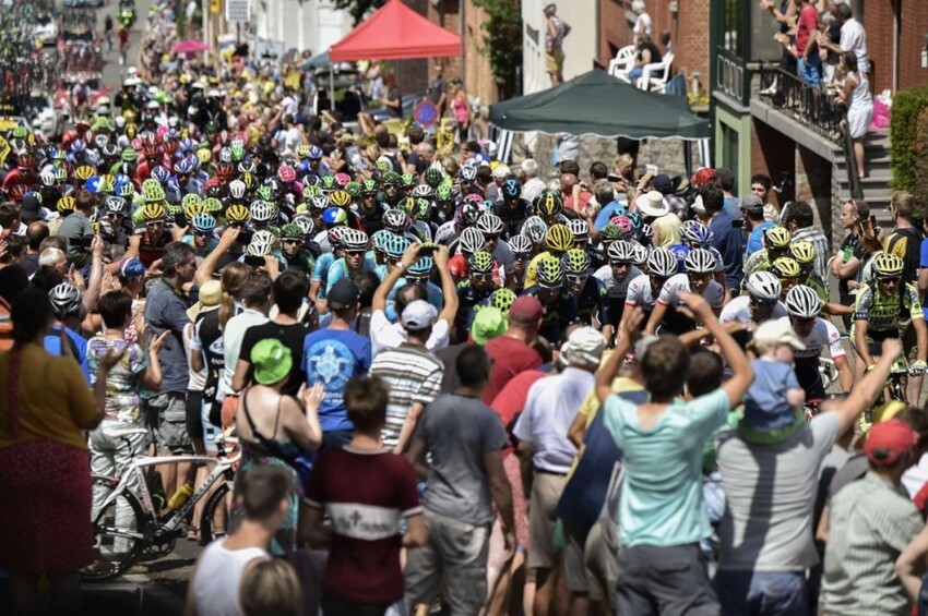 Пелотон велогонщиков едет на 3-м этапе «Тур де Франс» на отрезке пути «Антверпен — Юи» в Бельгии