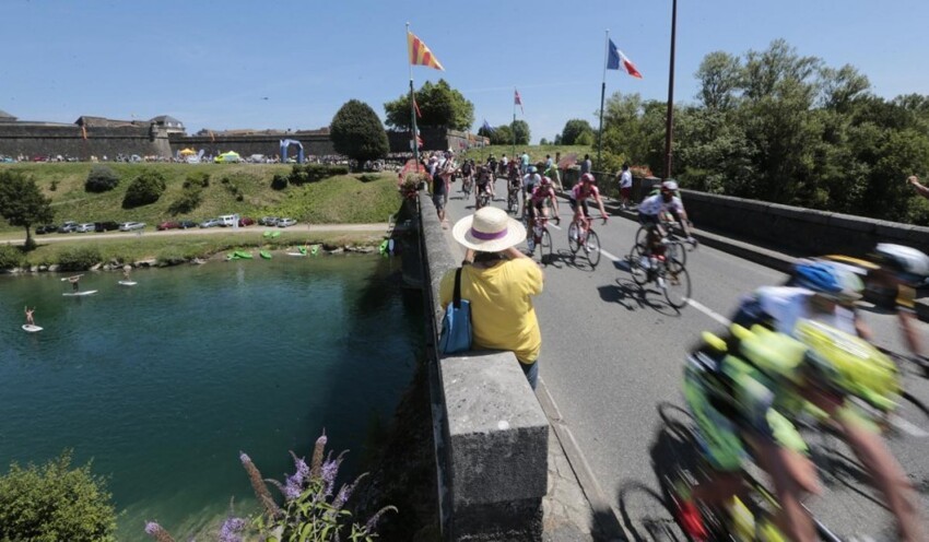 Пелотон велогонщиков едет на 10-м этапе «Тур де Франс» на отрезке пути «Ливаро — Фужер» во Франции