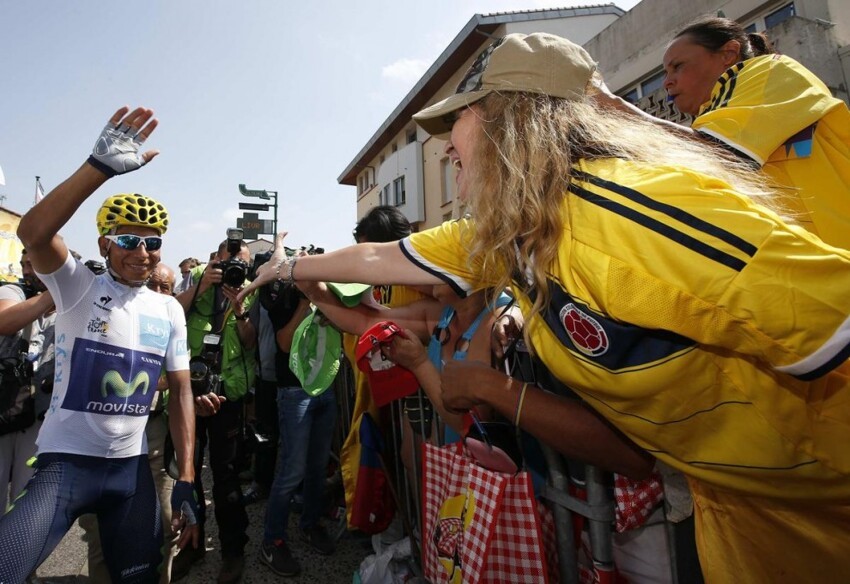 Колумбийский велогонщик Наиро Кинтана, выступающий за команду «Movistar», машет болельщикам перед стартом 13-го этапа «Тур де Франс»