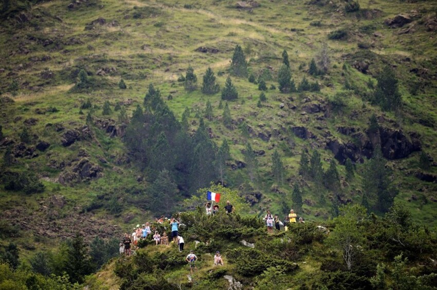 Болельщики приветствуют велогонщиков на 12-м этапе Тур де Франс» на отрезке пути «Ланнмезан – Плато-де-Бей» на юге Франции