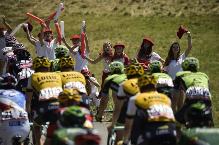 Болельщики в приветствуют велогонщиков на 10-м этапе «Тур де Франс»
