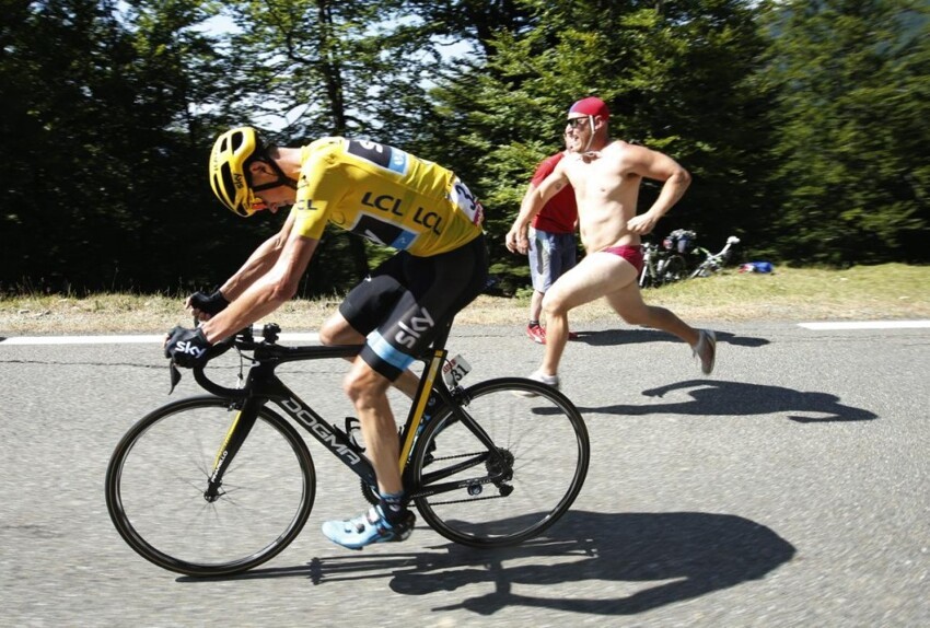 Велогонщик Крис Фрум, выступающий за команду «Team Sky», едет на 10-м этапе велогонки на отрезке дистанции «Тарб — Ля-Пьер-Сен-Мартен» во Франции