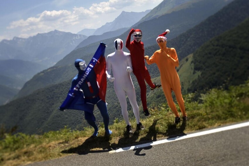 Болельщики ждут велогонщиков на обочине дороги на 11-м этапе «Тур де Франс» на отрезке дистанции «По — Котрет» на юге Франции
