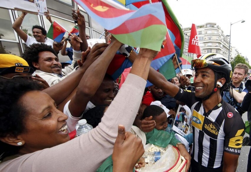 Болельщики приветствуют эритрейского велогонщика Мерхави Кудуса, выступающего за команду «MTN-Qhubeka», перед стартом 8-го этапа велогонки «Тур де Франс»