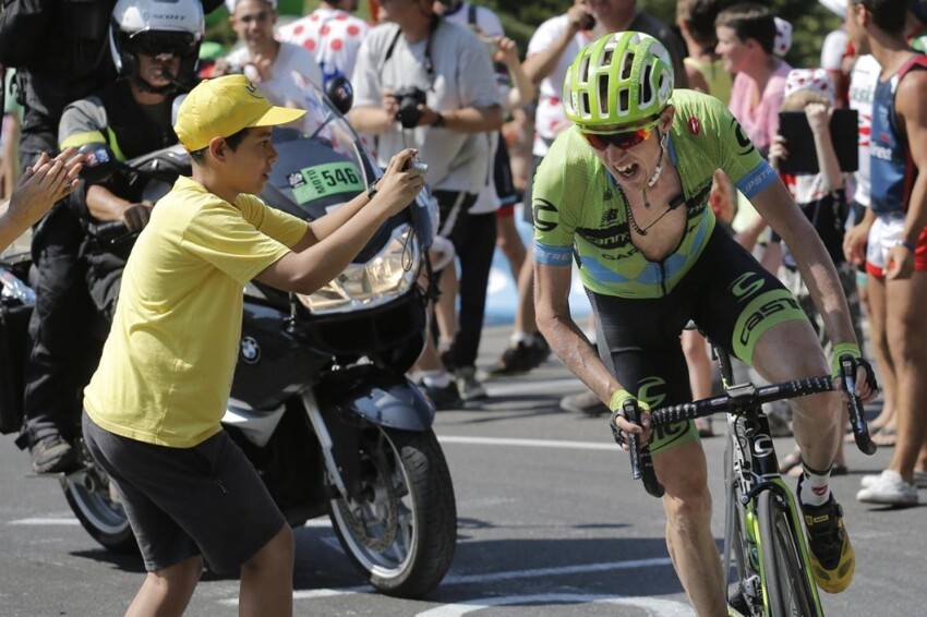 Мальчик фотографирует ирландского велогонщика Дэниэла Мартина на 11-м этапе велогонки «Тур де Франс»