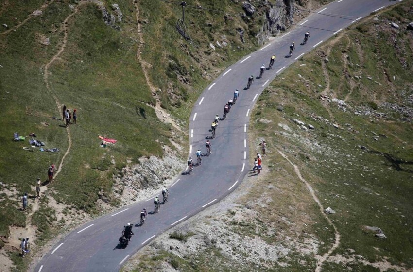 Пелотон велогонщиков едет по перевалу Турмале в Пиренеях на 11-м этапе велогонки «Тур де Франс»