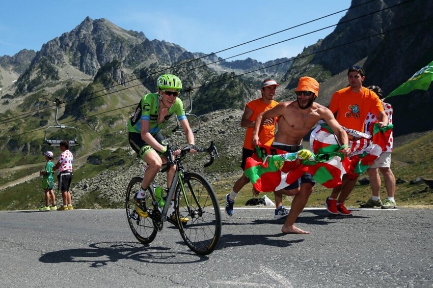 Ирландский велогонщик Дэниэл Мартин, выступающий за команду «Team Cannondale-Garmin» едет по перевалу Турмале на 11-м этапе велогонки «Тур де Франс» в Котре