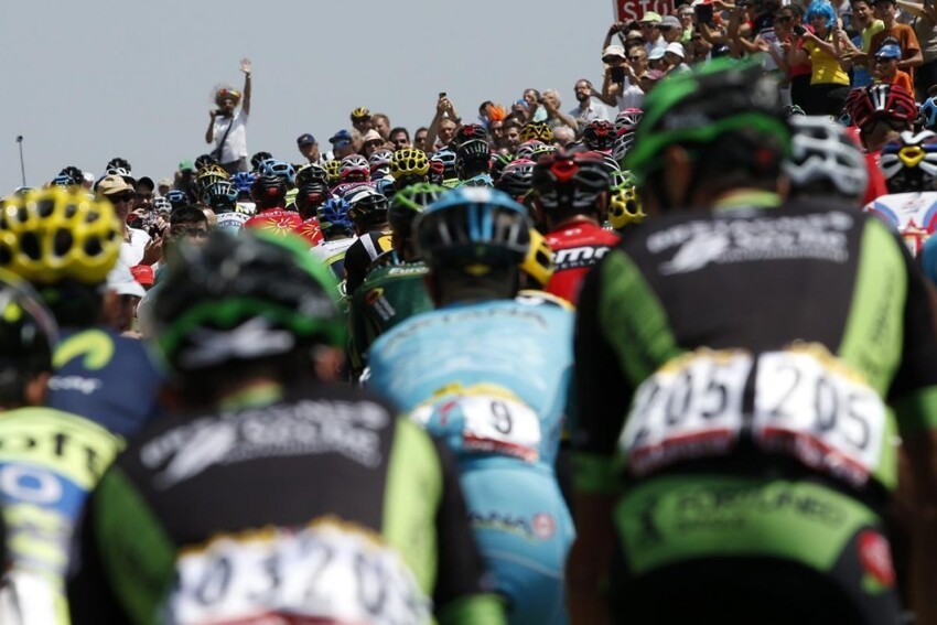 Болельщик приветствует пелотон велогонщиков на 13-м этапе «Тур де Франс» на отрезке пути «Мюре — Родез» во Франции