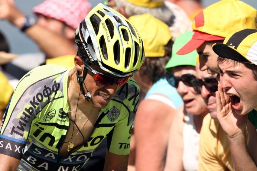 Болельщики поддерживают испанского велогонщика Альберто Контадора на 10-м этапе «Тур де Франс»