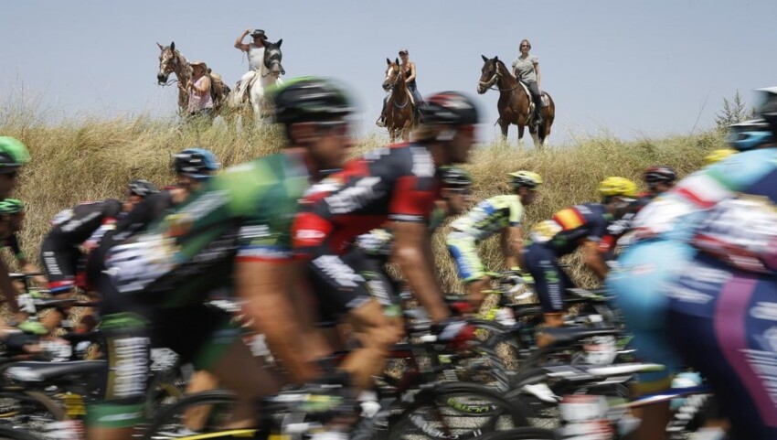 Болельщики смотрят 13-й этап велогонки «Тур де Франс»