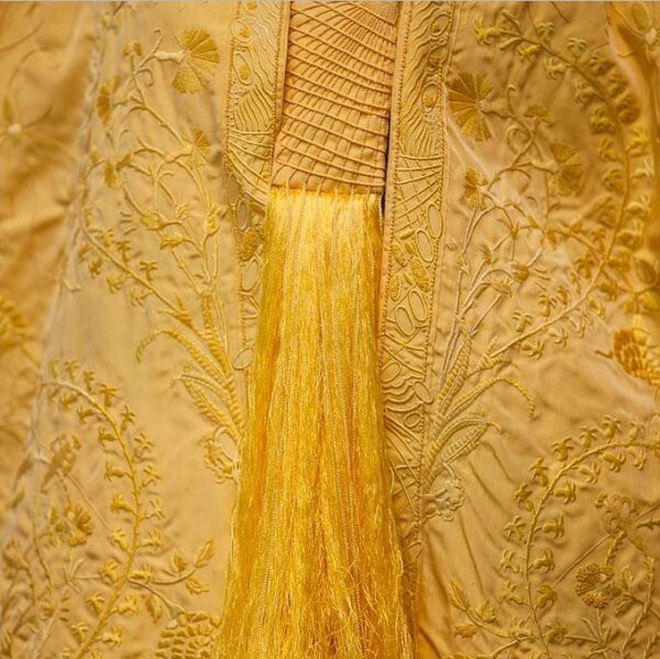 Золотое платье из шёлка паука